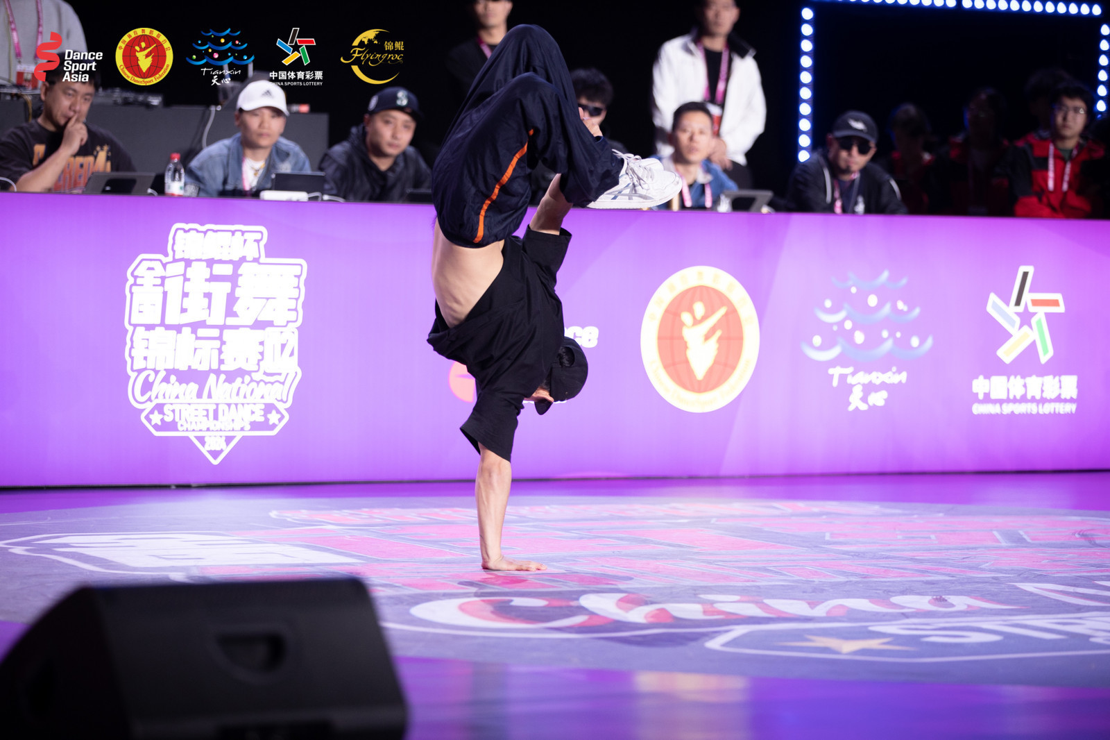 精彩比赛吸引大批观众关注，赛事声势浩大