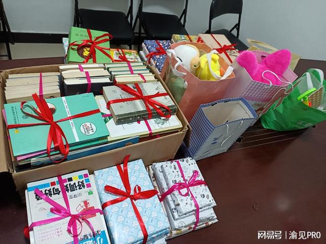 包含球队向当地学校捐赠图书，助力教育事业发展的词条