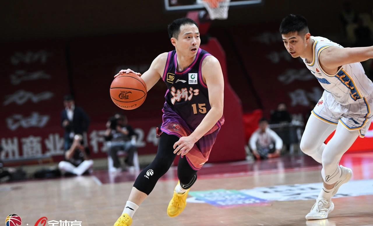 爱游戏娱乐-浙江男篮终结连败，士气重振