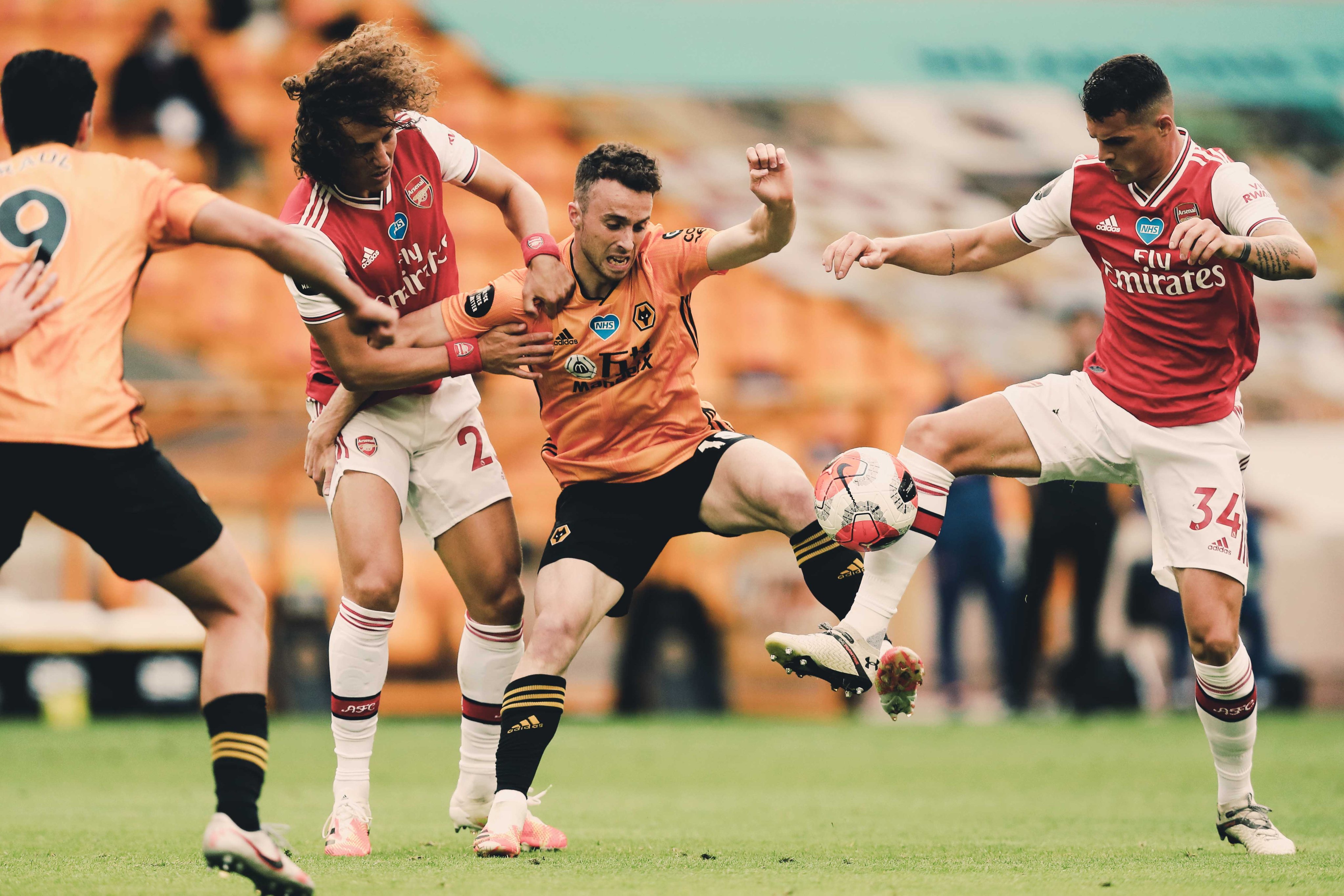 包含狼队坐镇主场力挫对手，稳住积分榜位置的词条