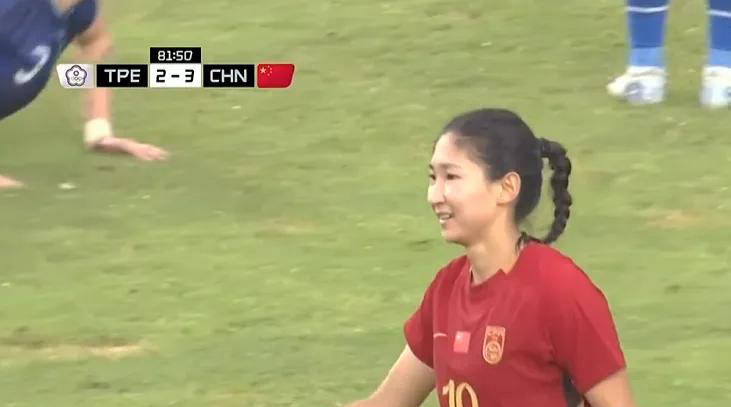 中国女足球员坚韧拼搏，赢得赞誉与掌声的简单介绍