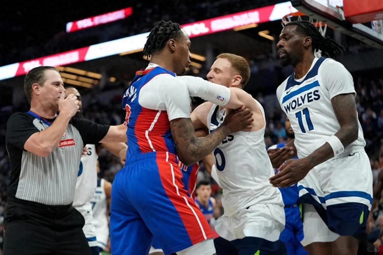 爱游戏tv-包含冲突升级！两队球员发生激烈口角的词条