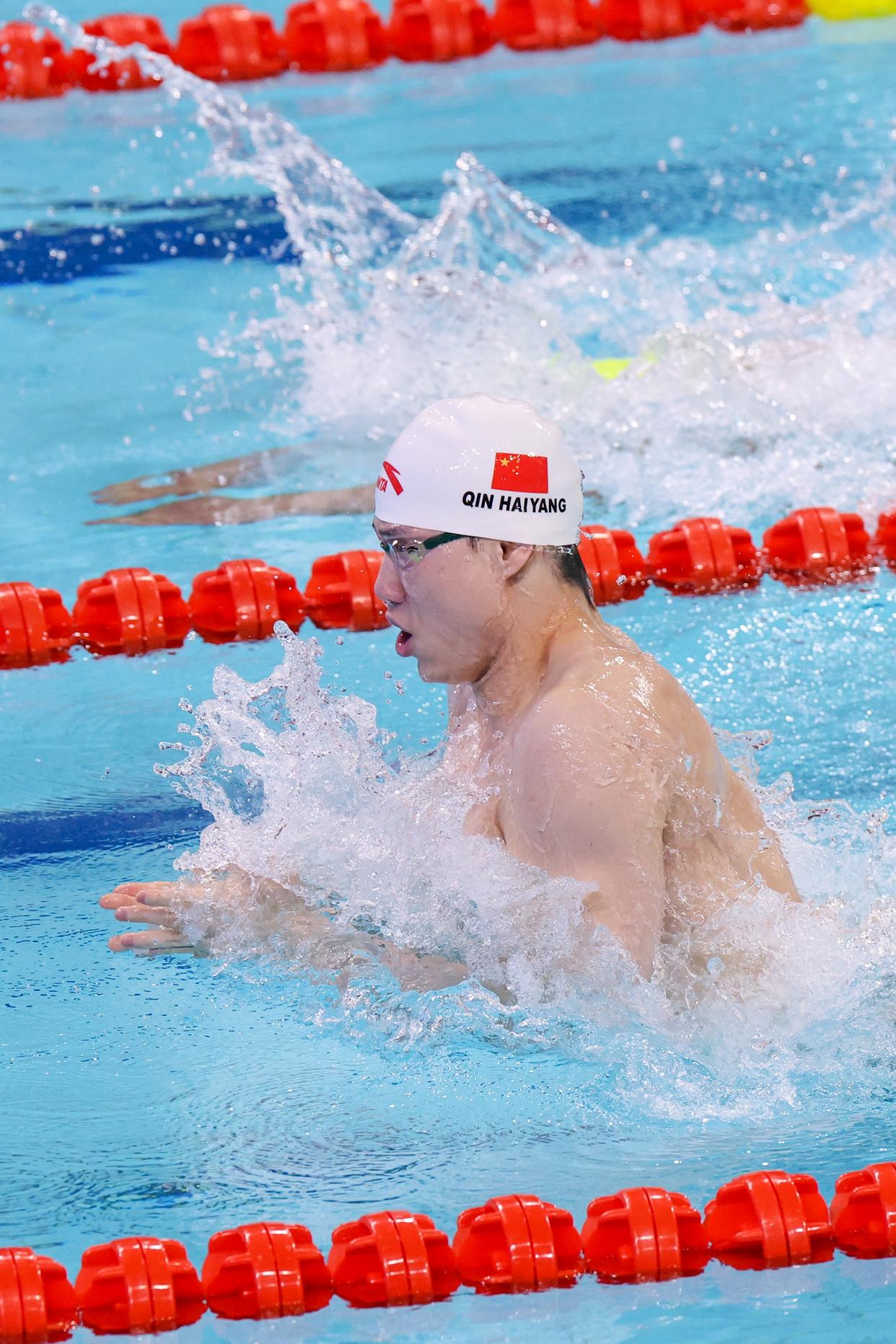 游泳比赛选手实力搏击，勇夺桂冠