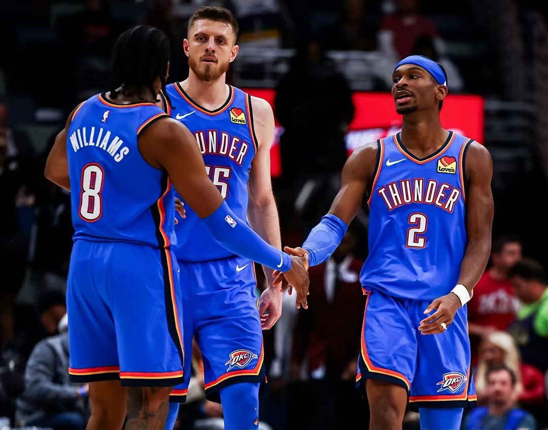 包含开拓者队客场击败雷霆队，将系列赛拉回的词条