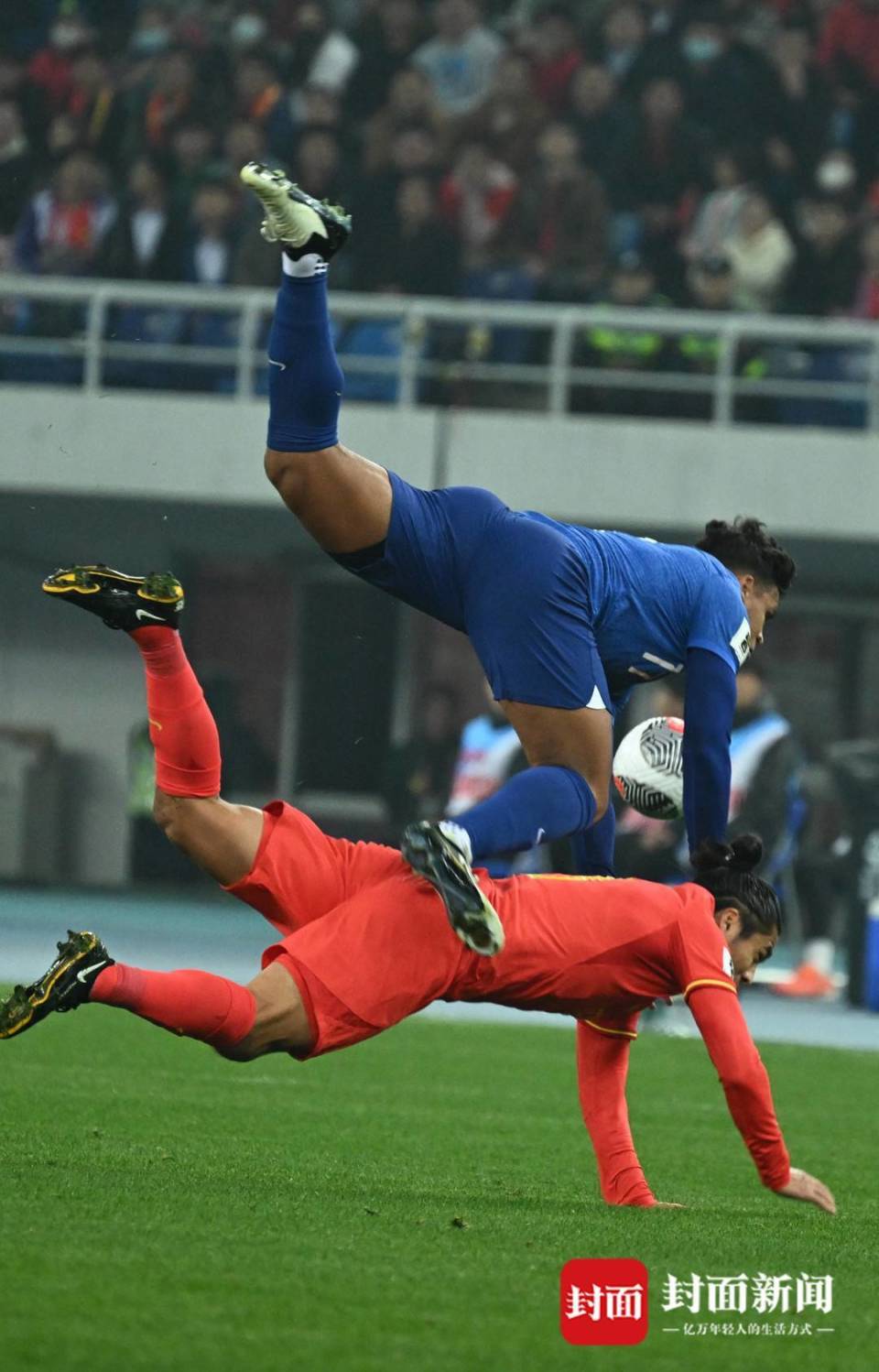 爱游戏在线-足球赛场上的精彩瞬间，让球迷沉浸在无穷欢乐