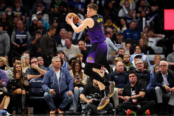 湖人核心球员展现超强状态，成为球队依靠