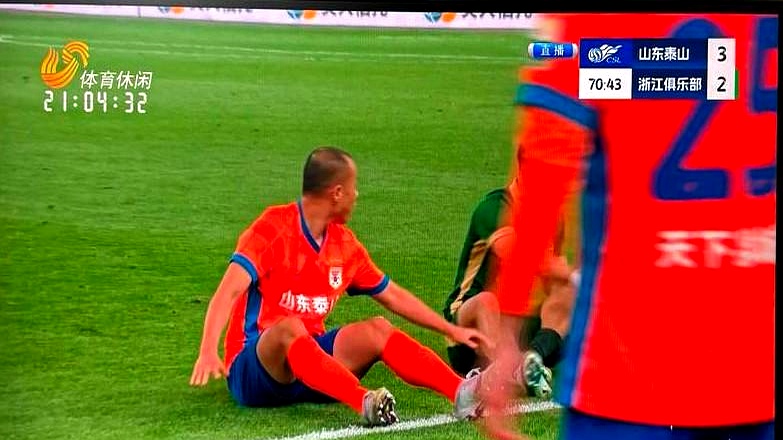 球迷们热议最近一场足球比赛的结果