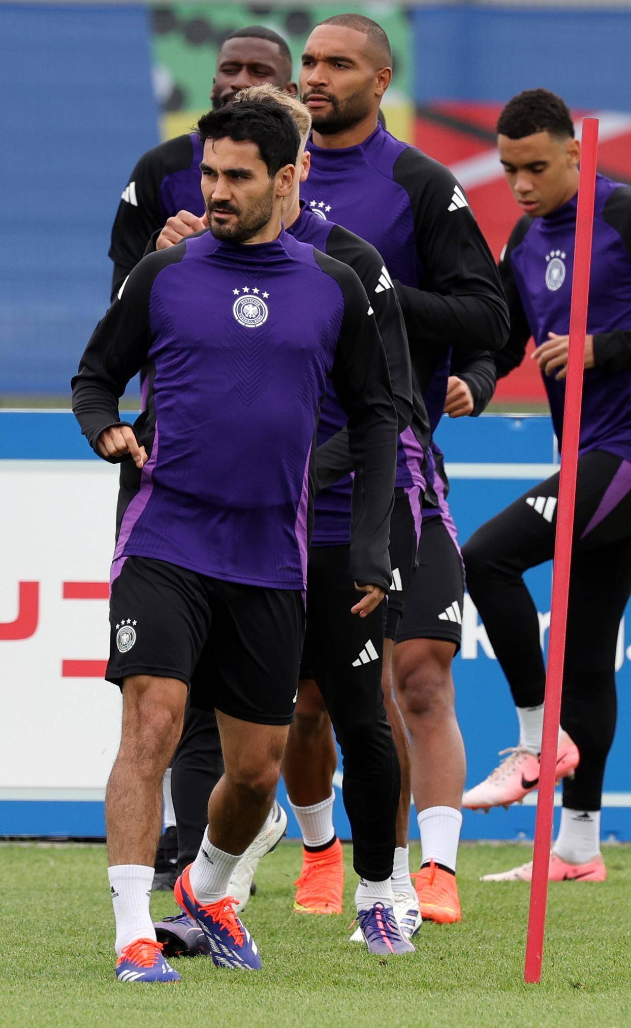 德国队主力球员集结备战国家队比赛