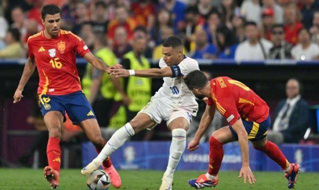 欧国联赛资格赛中发生战术精彩对决，球队实力被看好