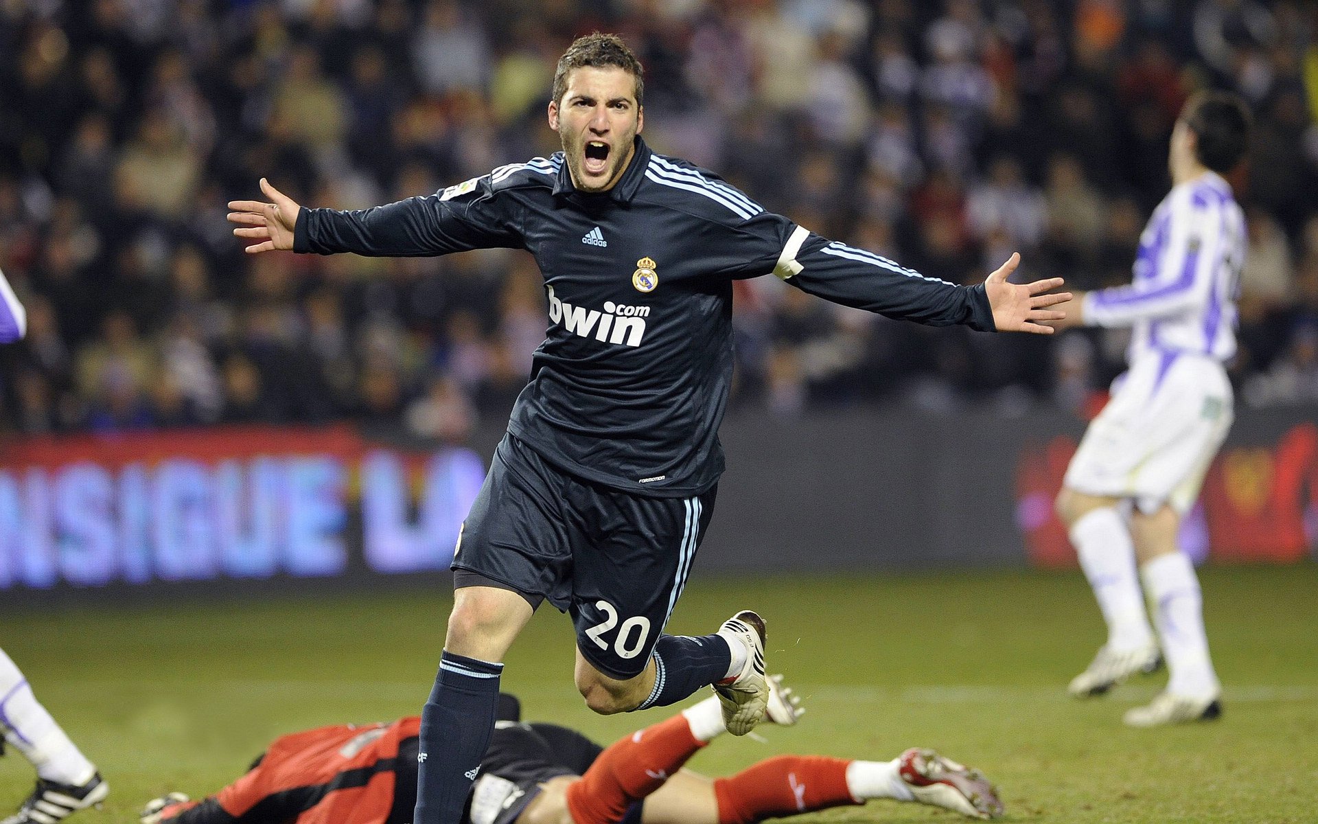 爱游戏APP-月亮与剃刀，格列兹曼的完美独舞与喀麦隆的精密手术